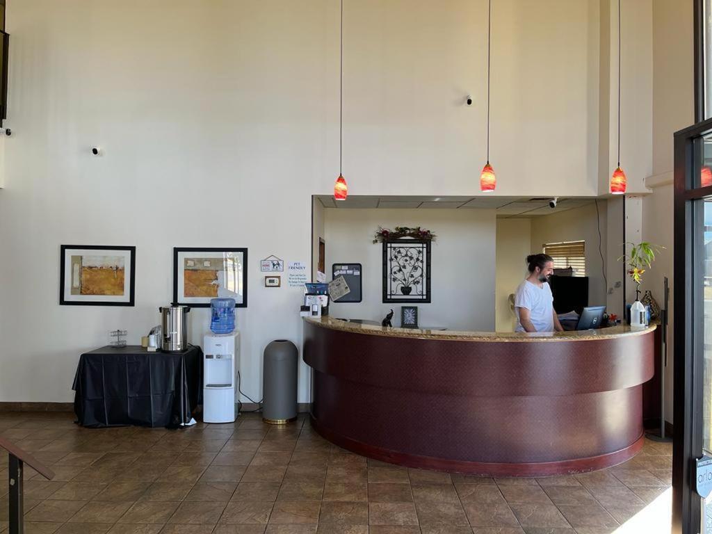 ホテル Hutchi Bell South Hutchinson エクステリア 写真